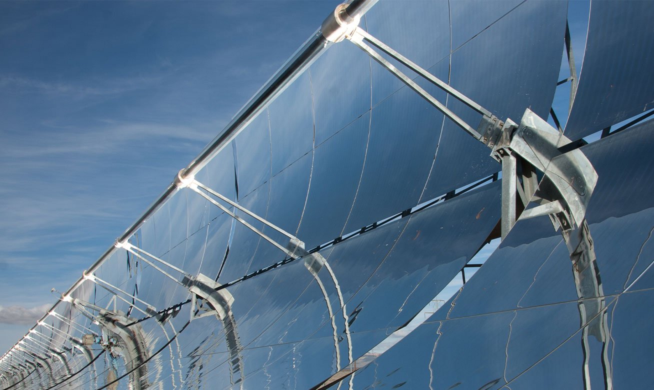 <h2>Solutions de pompes pour les centrales solaires thermiques et les centrales solaires à concentration (CSP) </h2> Parabolic trough solar collectors with reflective mirrors angled toward the sky at a concentrated solar power plant.