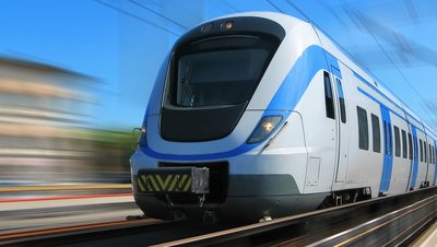 <h3>Refroidissement des onduleurs et des transistors dans les véhicules ferroviaires</h3> Modern white and blue high-speed passenger train traveling at speed on railway tracks under clear blue sky.