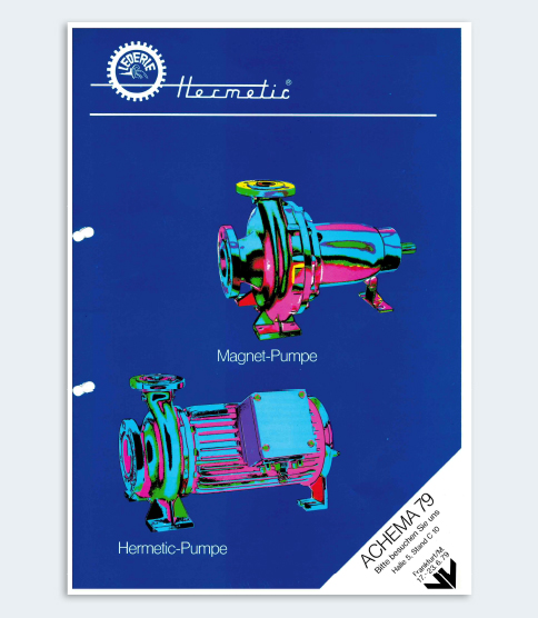 <h3>Développement de la pompe à accouplement magnétique</h3> HERMETIC brochure from ACHEMA 79 trade fair showing colorful Magnet-Pumpe and HERMETIC-Pumpe industrial pumps on blue background.
